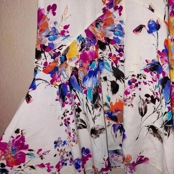 UMGEE IVORY FLORAL SLEEVELESS SHORT DRESS WITH CRISS CROSS DETAIL SIZE LARGE - Picture 5 of 8